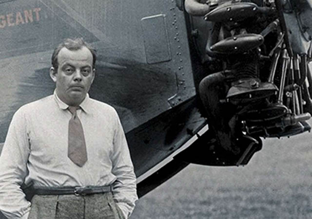 Antoine de Saint-Exupery junto al avin que pilot, gracias al diario parisino L